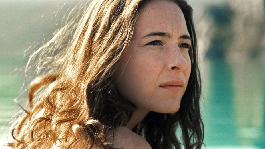 Salomé looking around with the lake behind her