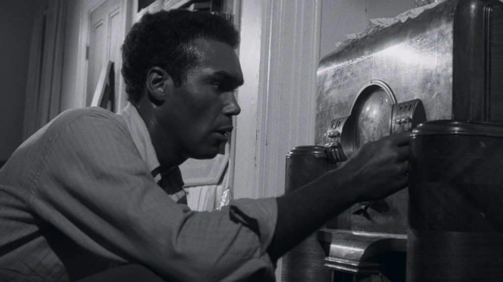 Ben tries to tune the radio.