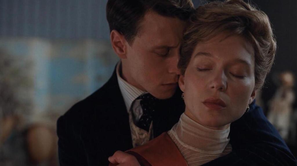 A man (George MacKay) and woman (Léa Seydoux) dressed in Victorian period attire share a romantic moment in a still from the film 'The Beast'.